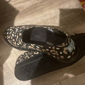 TOM’S Women’s Size 8 slip on Almost New Stylish Pattern